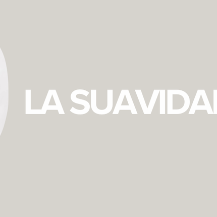 Madre sosteniendo a su bebé en un fular verde menta de Amamantas, transmitiendo calidez y suavidad.