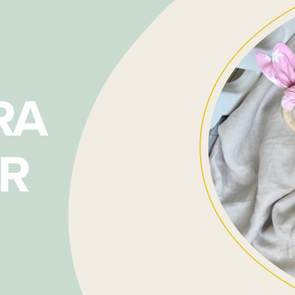 Bebé sonriendo con chupete y juguete en un ajuar rosa de Amamantas, ideal para baby shower.