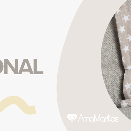 Niño sonriente recostado sobre un sofá con cojines y manta de estrellas, parte de la colección Deco de Amamantas.
