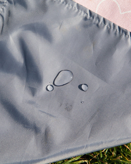 Manta de picnic y playa impermeable extra grande rosa de Amamantas, ideal para momentos al aire libre.
