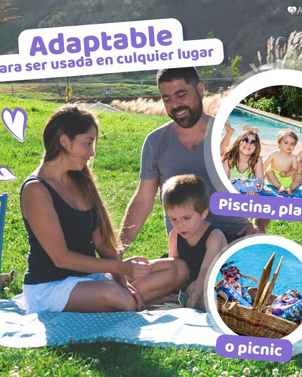 Familia disfrutando de un día al aire libre sobre una manta impermeable rosa de Amamantas, ideal para picnic y playa.