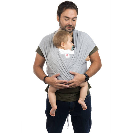 Padre usando un fular portabebé gris perla de algodón semielasticado, sosteniendo a su bebé con amor y comodidad.