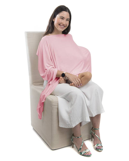 Mujer sonriente usando pañuelo de lactancia 6 en 1 color palo rosa, hecho de algodón suave, ideal para amamantar con estilo y comodidad.
