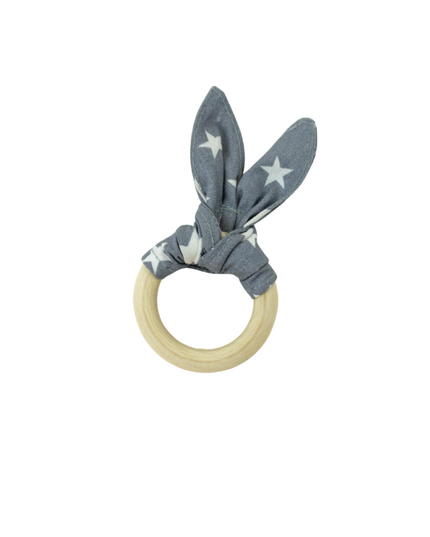 Mordedor natural para bebés con aro de madera y orejitas de tela gris con estrellas blancas. Edición limitada de Amamantas.