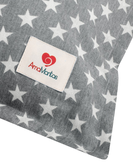 Cojín decorativo XL de 90cm en color grafito con estampado de estrellas blancas, ideal para la habitación de niños. Hecho de algodón orgánico.