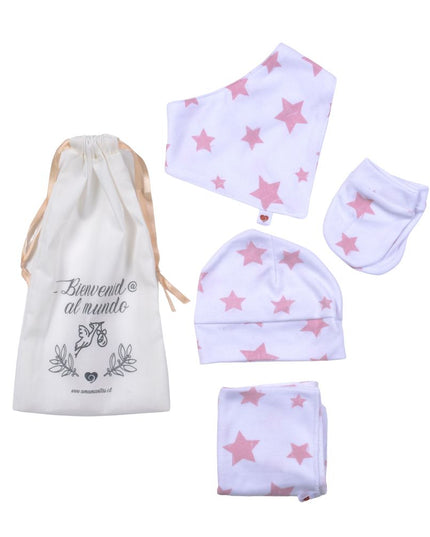 Pack de bienvenida para bebés en color palo rosa, incluye gorro, babero, guantes y manta con estampado de estrellas, más saquito de algodón.
