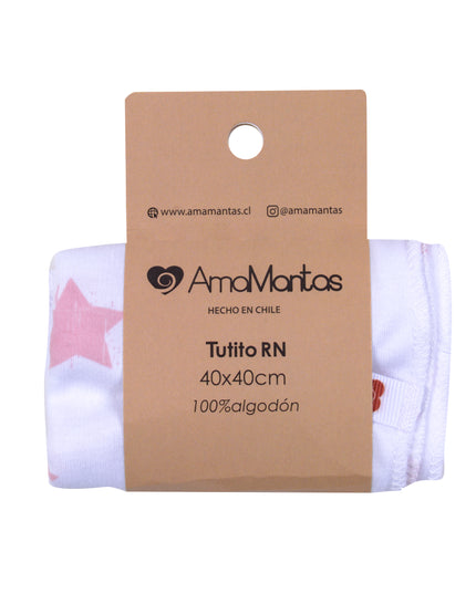 Pack Bienvend@ al Mundo en color palo rosa incluye cuatro productos para bebés y un saquito, hechos de algodón orgánico con diseño de estrellas. Ideal para el cuidado suave y natural del recién nacido.