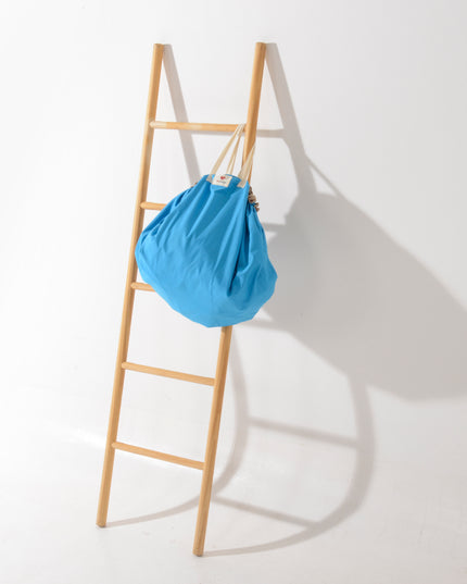 Manta para niños 2 en 1 con diseño de espacio, color azul vibrante, hecha de algodón orgánico, ideal como alfombra o bolsa. Amamantas.
