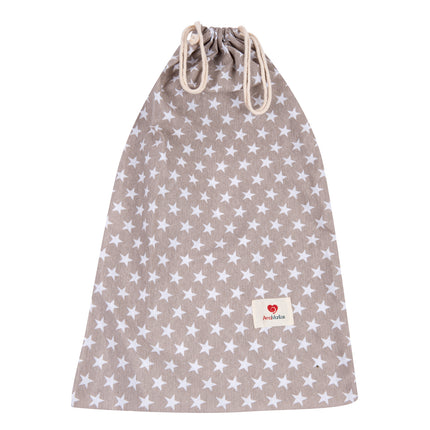 Bolsa XL para niños en color beige con diseño de estrellas blancas, ideal para guardar juguetes. Hecha de algodón orgánico.