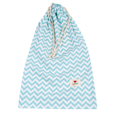 Bolsa XL para niños con diseño zigzag en tonos celestes y blancos, ideal para guardar juguetes. Hecha de algodón orgánico.