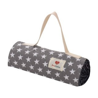 Manta JUMBO GIGANTE impermeable en color grafito con diseño de estrellas blancas, ideal para picnic y playa. Incluye asa para fácil transporte.