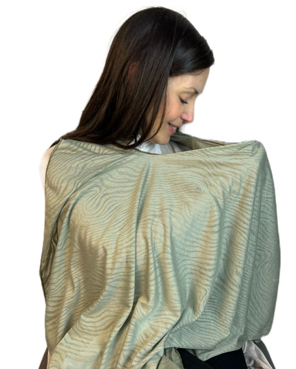 Mamá usando un pañuelo de lactancia verde oliva de algodón, diseño 6 en 1, ideal para amamantar con comodidad.