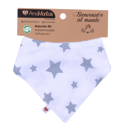 Baberito de algodón orgánico gris perla con diseño de estrellas, ideal para recién nacidos. Suave y delicado para la piel del bebé.