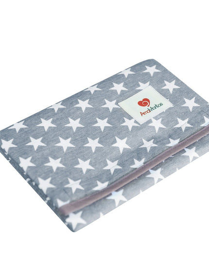 Mudador portátil y neceser impermeable en color grafito con diseño de estrellas blancas, ideal para cambiar a tu bebé cómodamente. Amamantas.